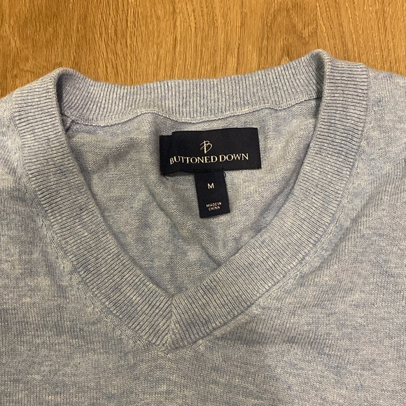 Buttoned Down Men’s V Neck light sweater - Medium - Picture 2 of 3